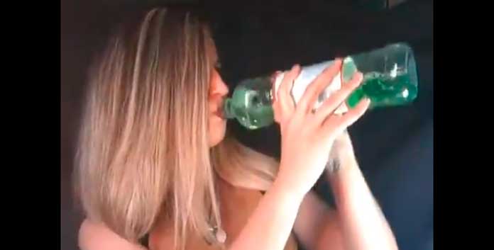 Viviana Canosa bebiendo dióxido de cloro